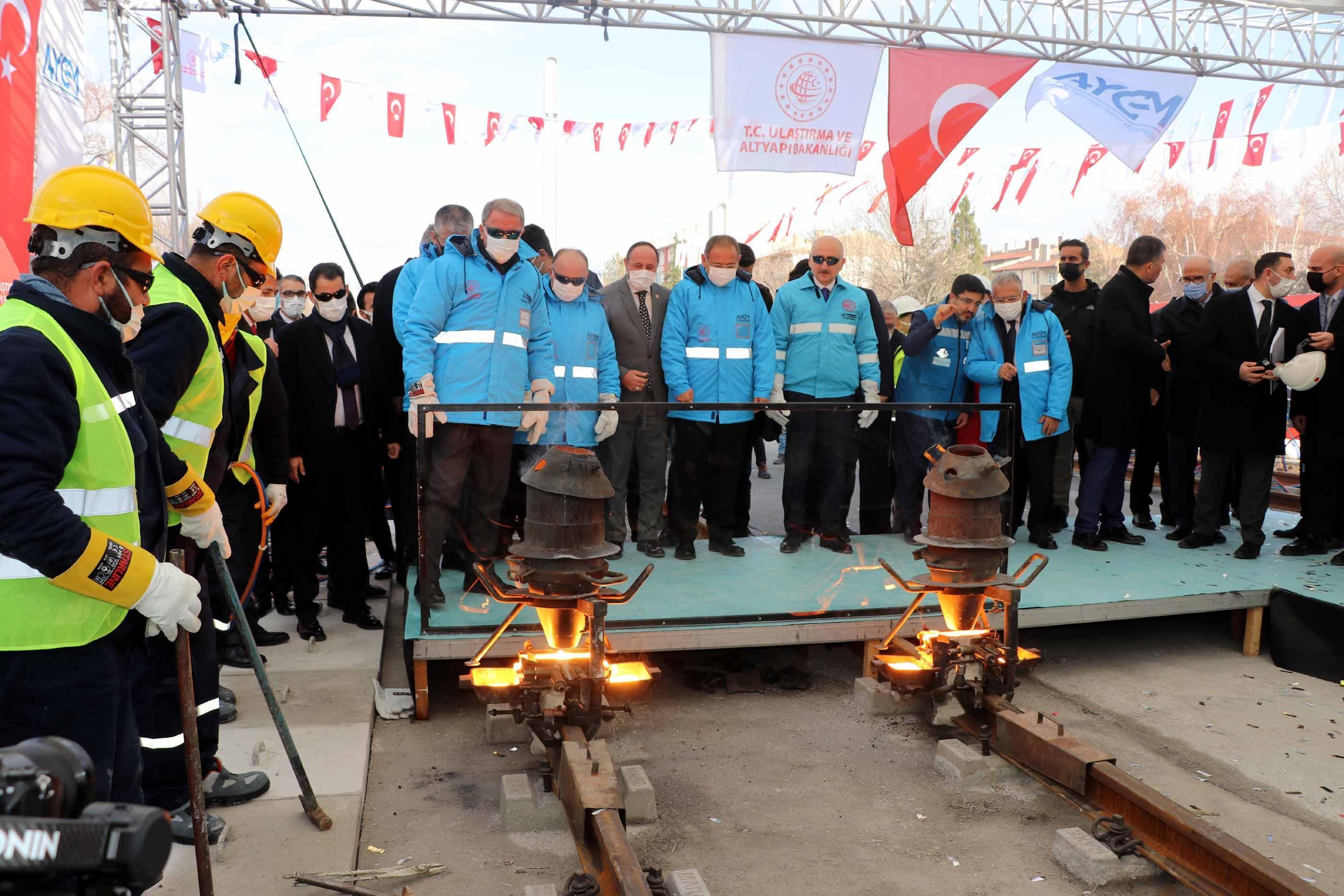 Bakanlar Karaismailoğlu ve Akar, tramvay hattı ilk ray kaynak törenine katıldı