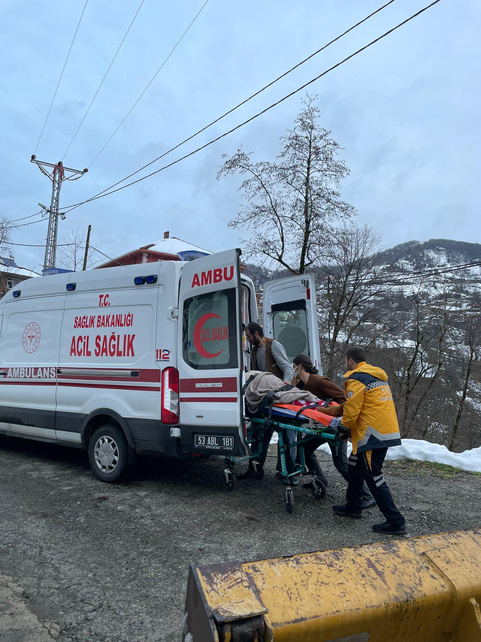 Yolu karla kaplı köyde mahsur kalan hasta, kepçeyle ambulansa taşındı