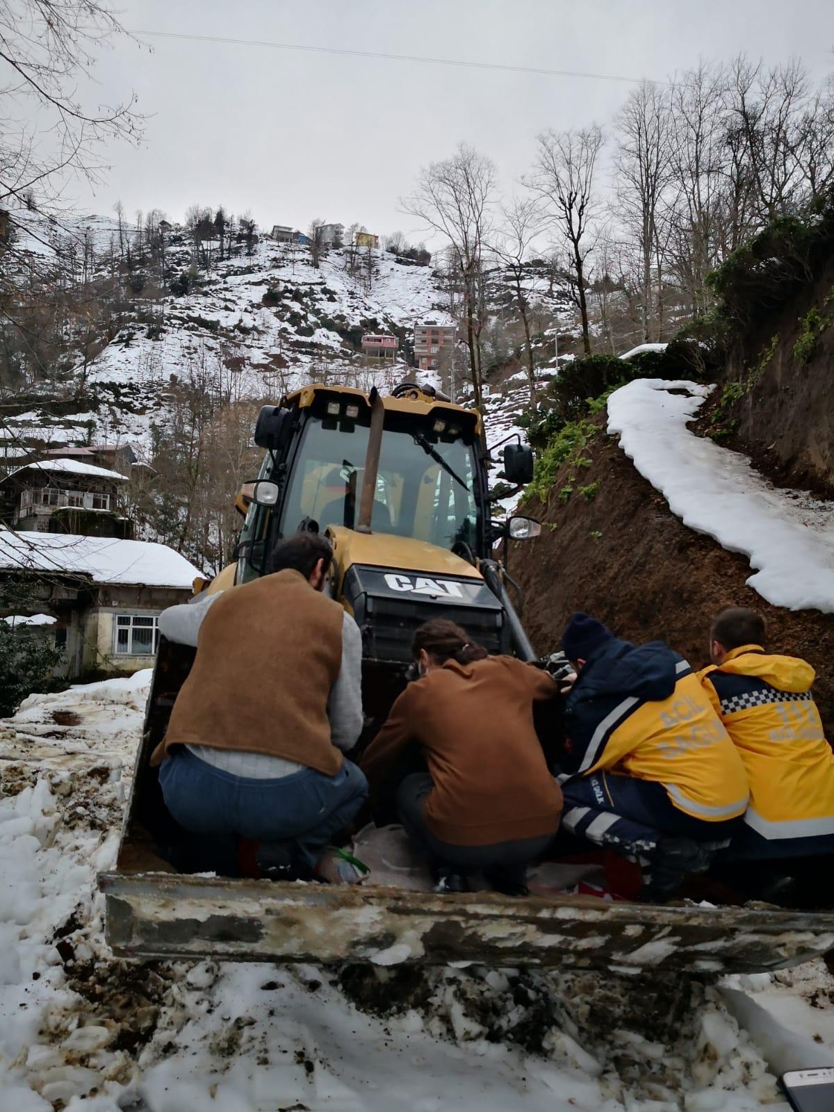 Yolu karla kaplı köyde mahsur kalan hasta, kepçeyle ambulansa taşındı
