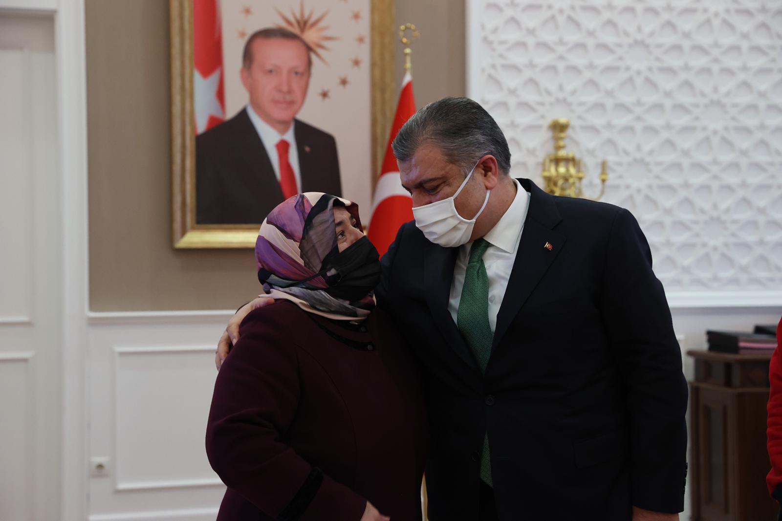 Bakan Koca, Elazığda enkazdan kurtarılan Azize Çelik ve UMKE gönüllüsü Emine Kuştepeyi kabul etti