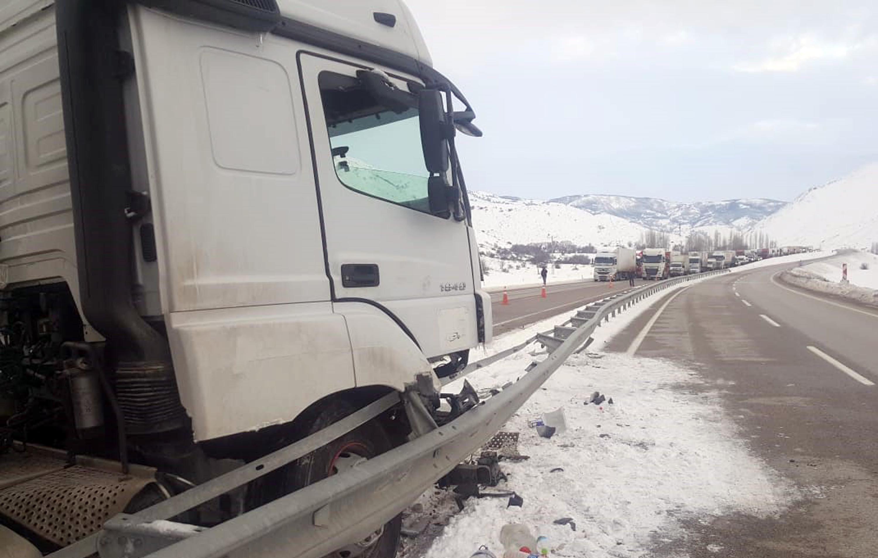 Erzincan- Erzurum kara yolu TIR kazası nedeniyle 1 saat ulaşıma kapandı