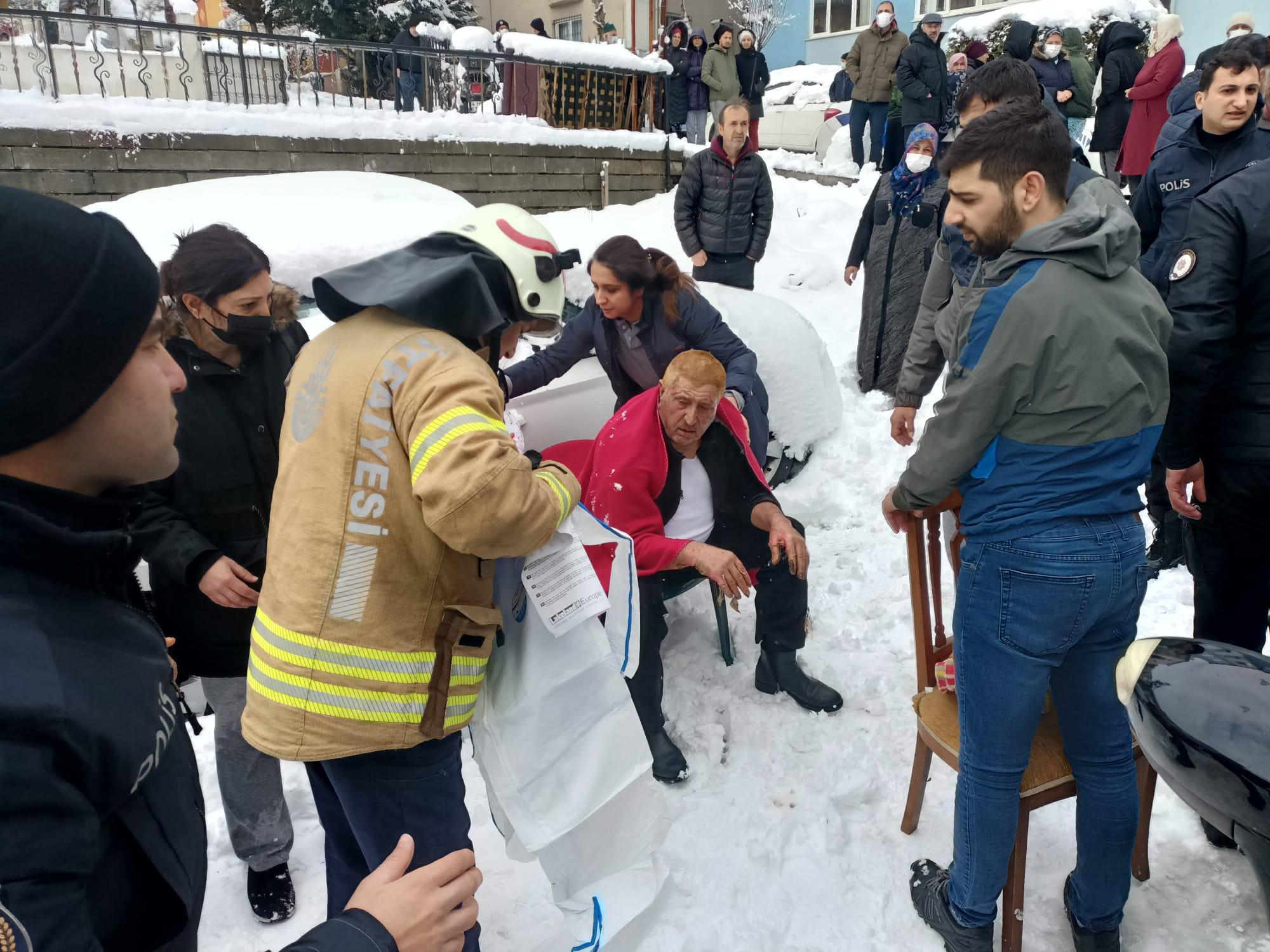 Ümraniyede yüksek gerilim hattının patlaması sonucu 3 katlı binada yangın çıktı