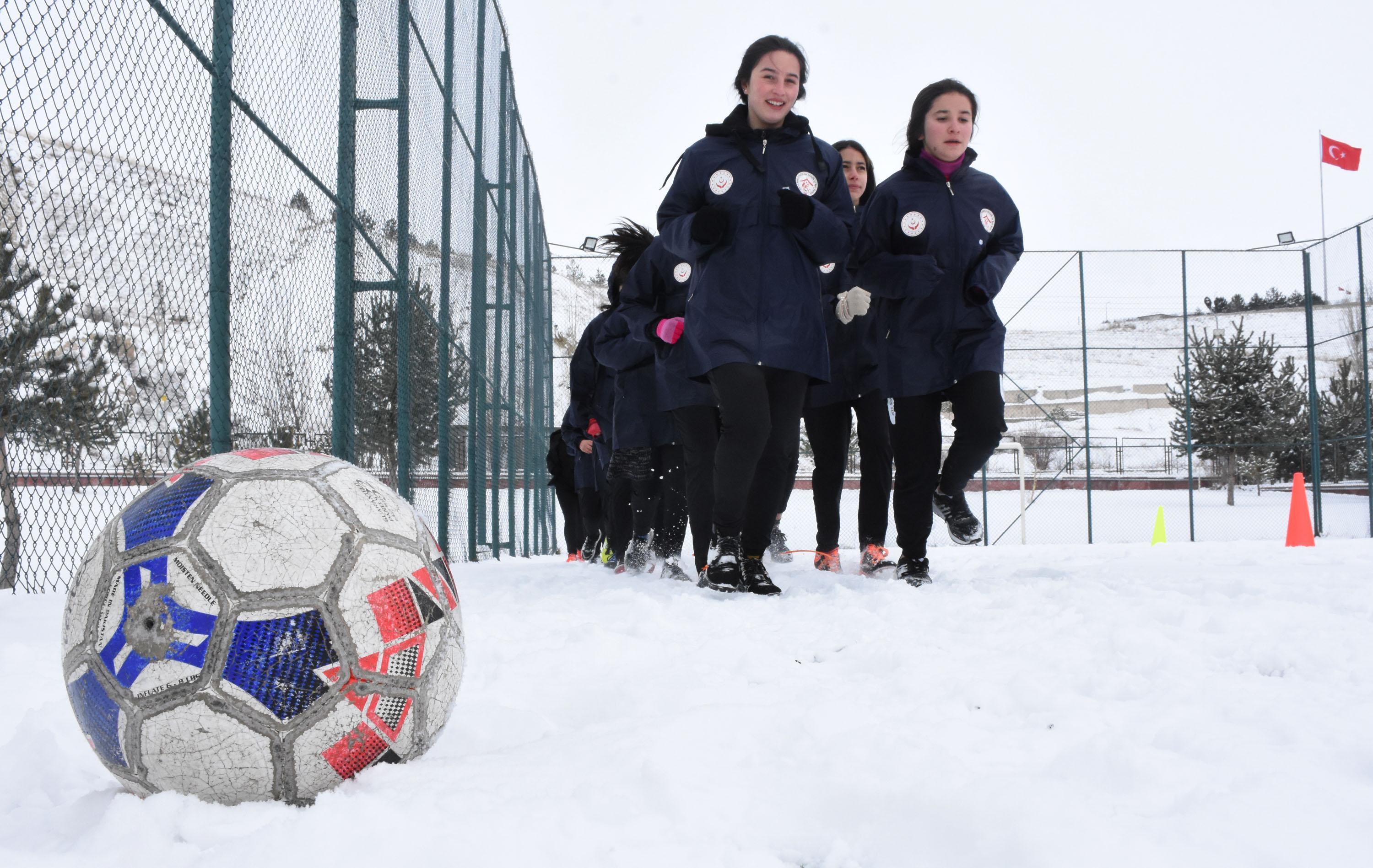 Sevgi evlerindeki kızlar futbol takımı kurdu, 3üncü lige hazırlanıyorlar