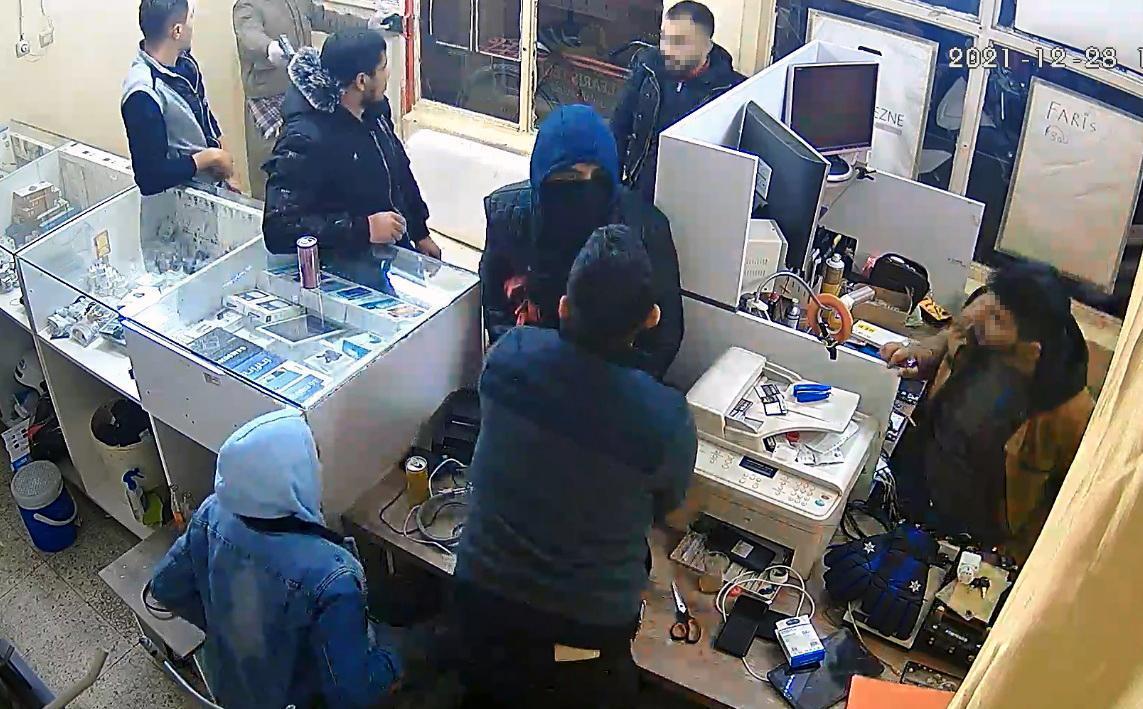 Cep telefonu dükkanındaki kar maskeli soygun girişimi kamerada