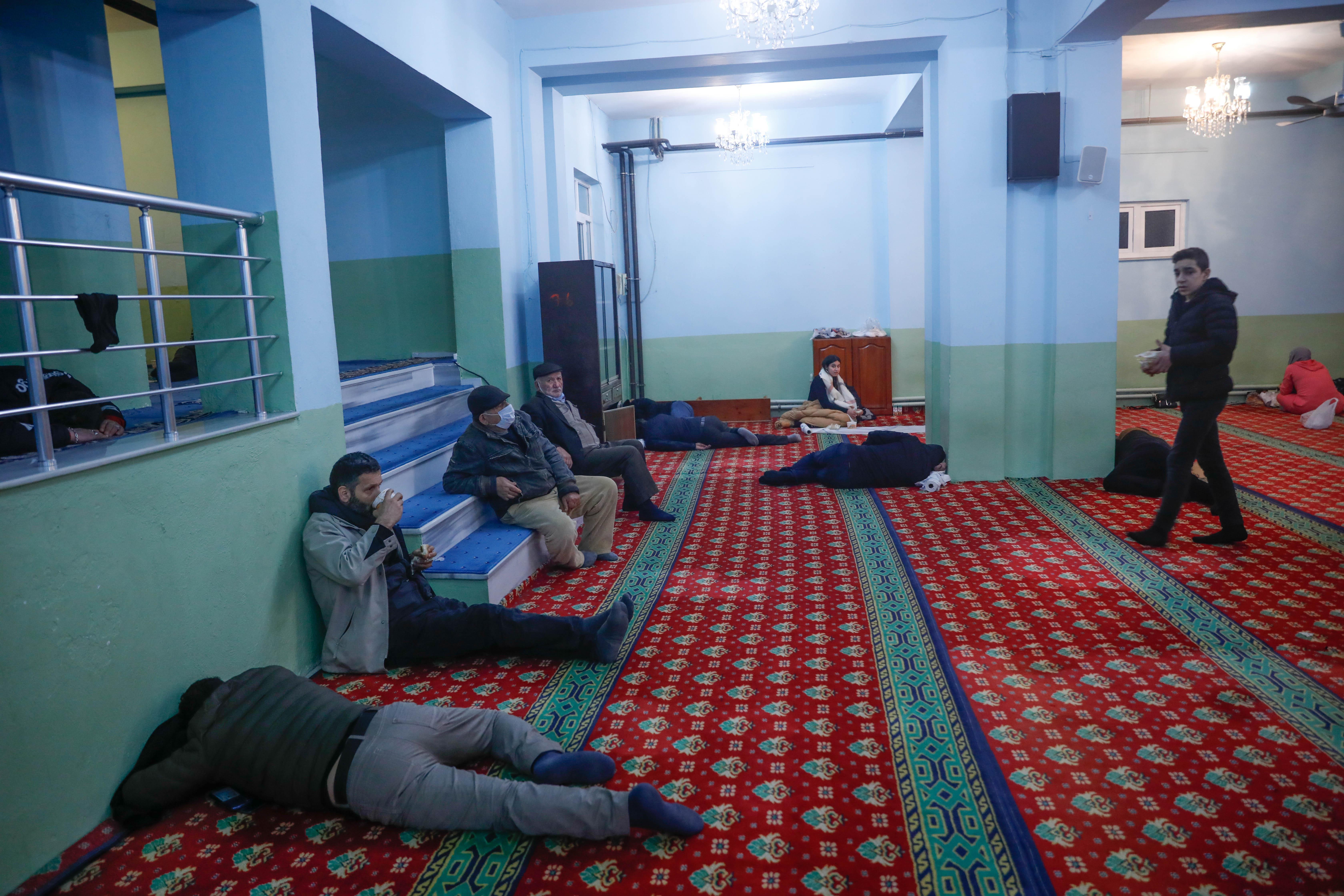 Arnavutköydeki otel fırsatçılığı iddiası... Geceyi camilerde geçirdiler