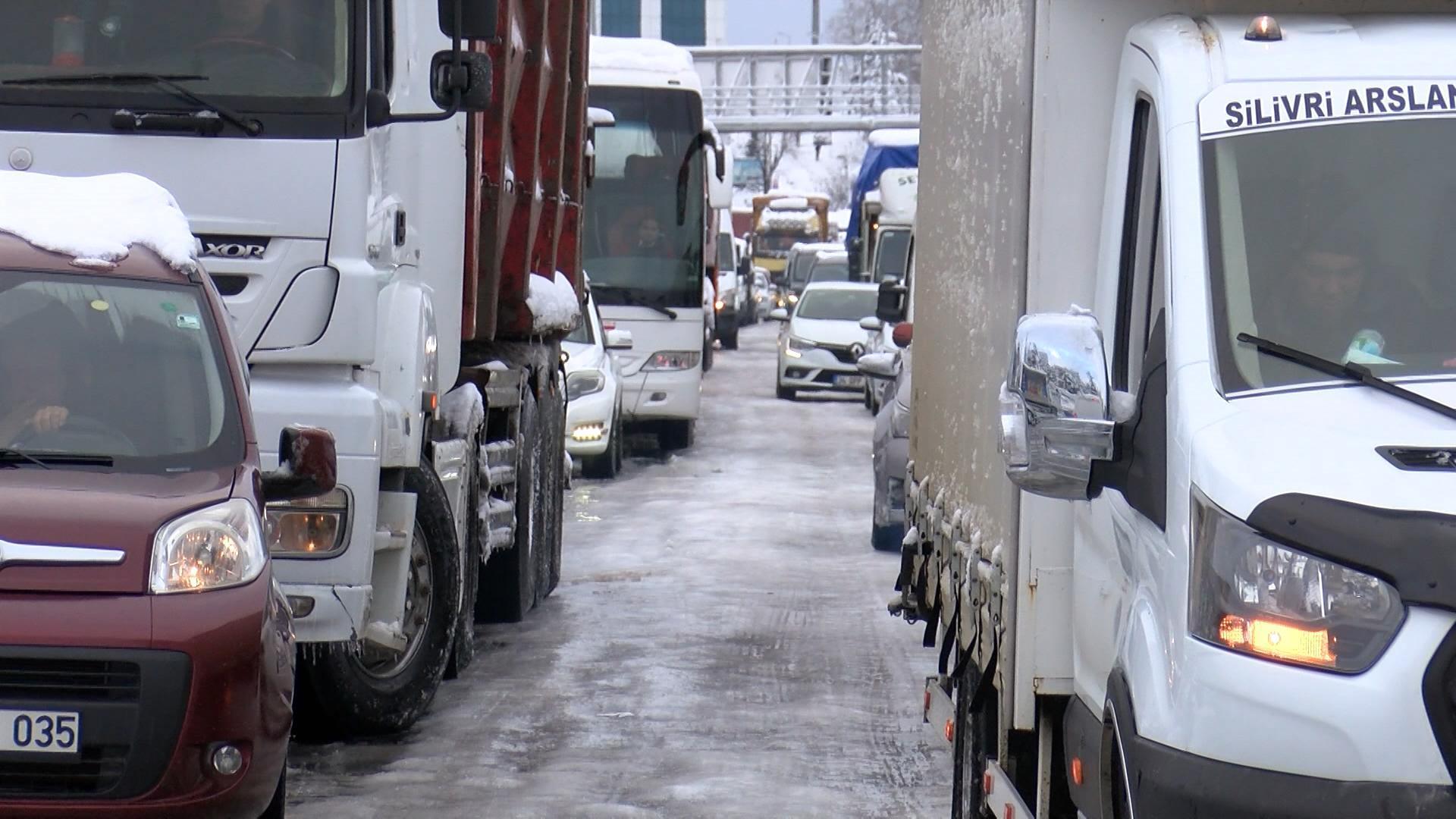İstanbulda kar esareti Özel araçların trafiğe çıkması yasaklandı (Dakika dakika tüm gelişmeler)
