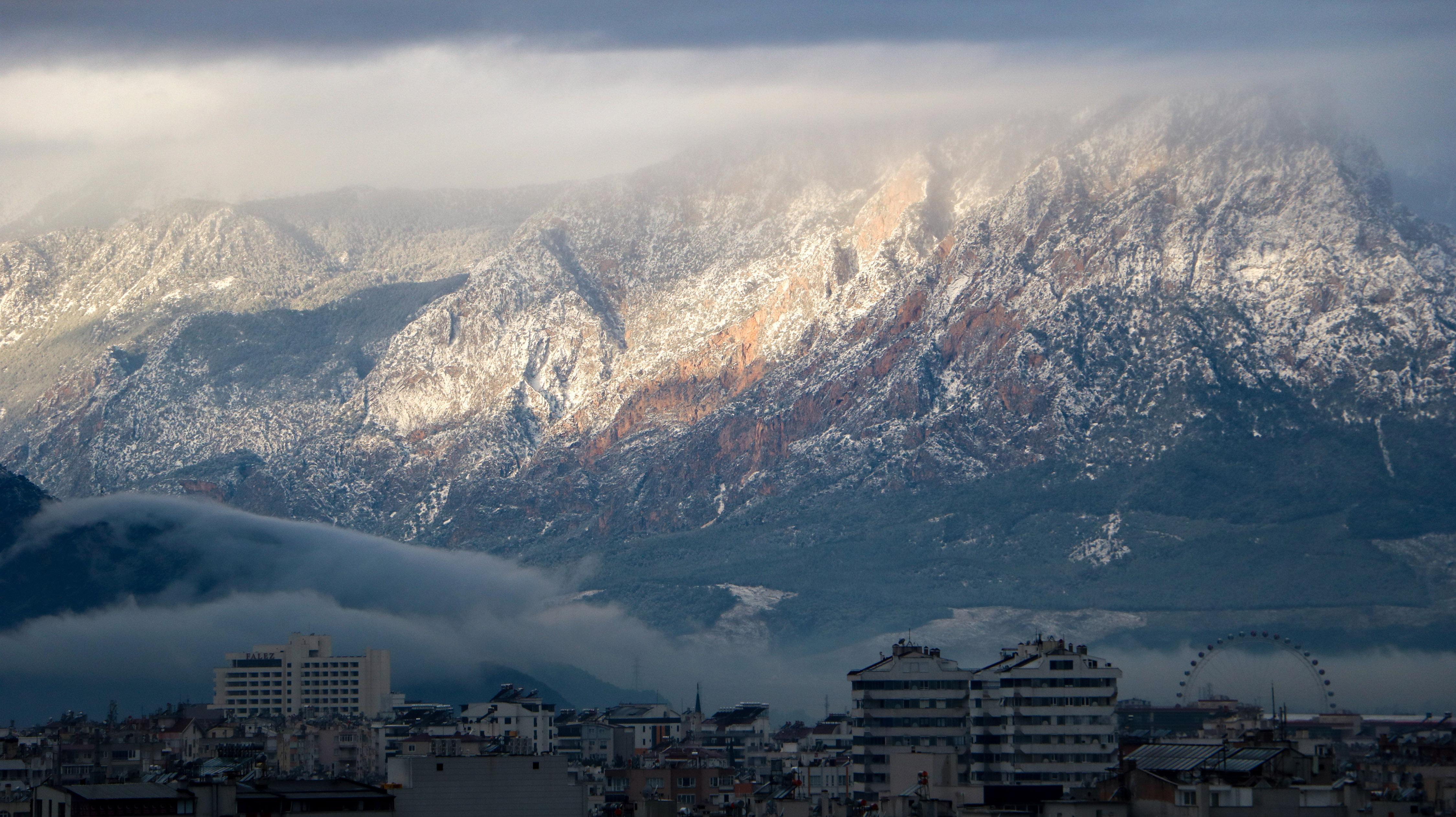 Antalya’ya 29 yıl sonra kar yağdı