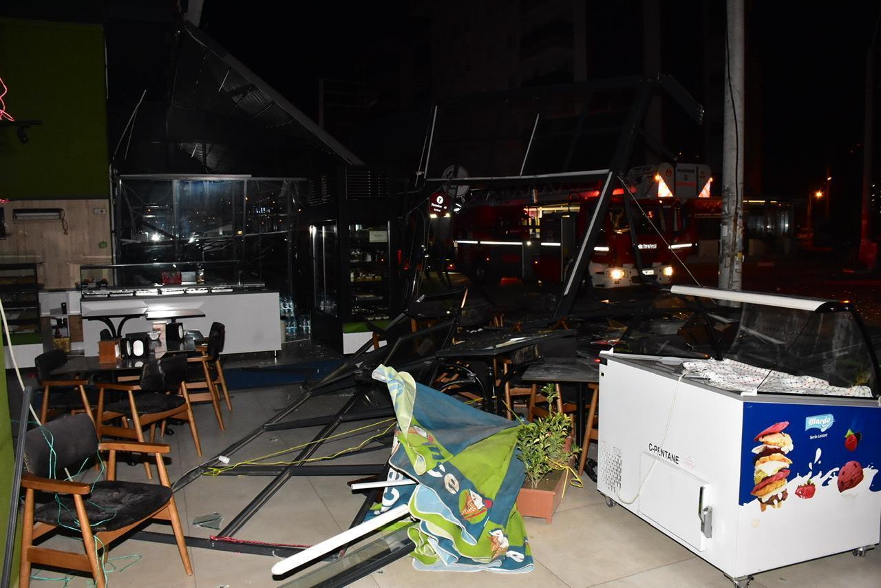 Fırtınada uçan tente elektrik direğine zarar verdi