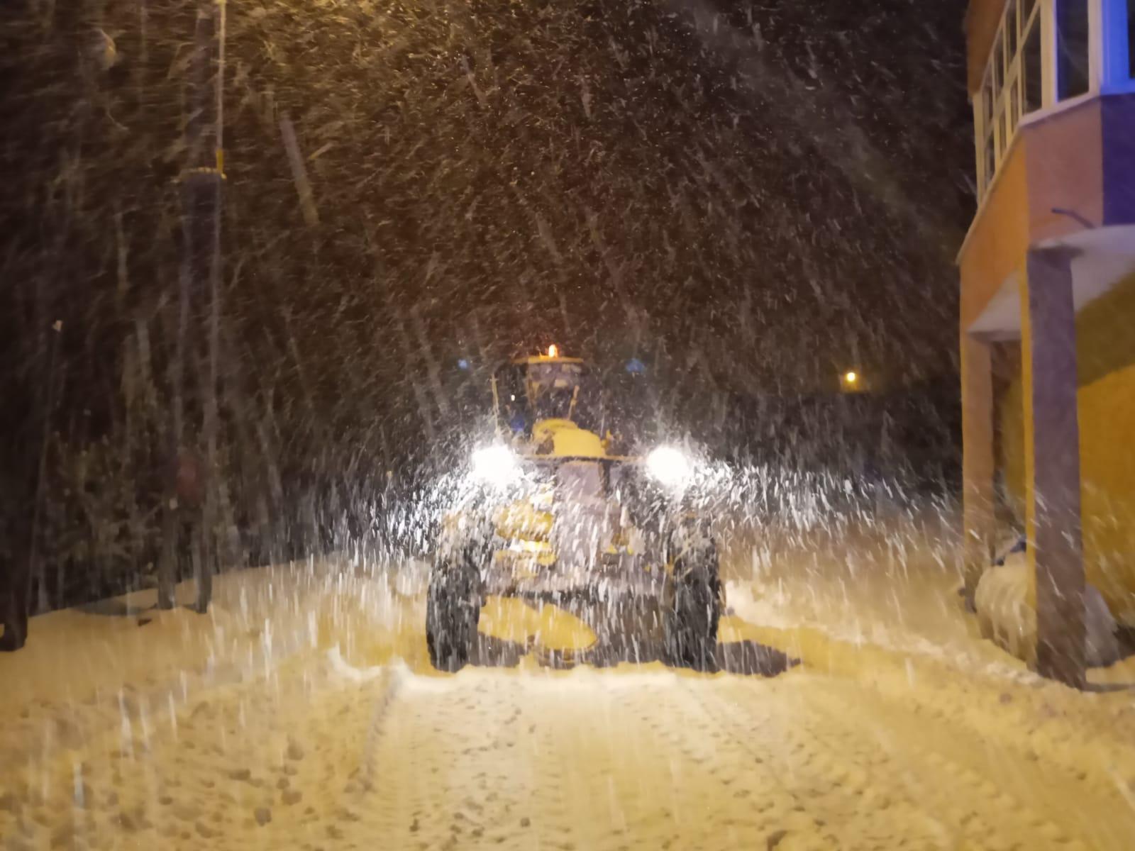 1008 yerleşim yeri yolunun kapalı olduğu Sivasta, karla yoğun mücadele