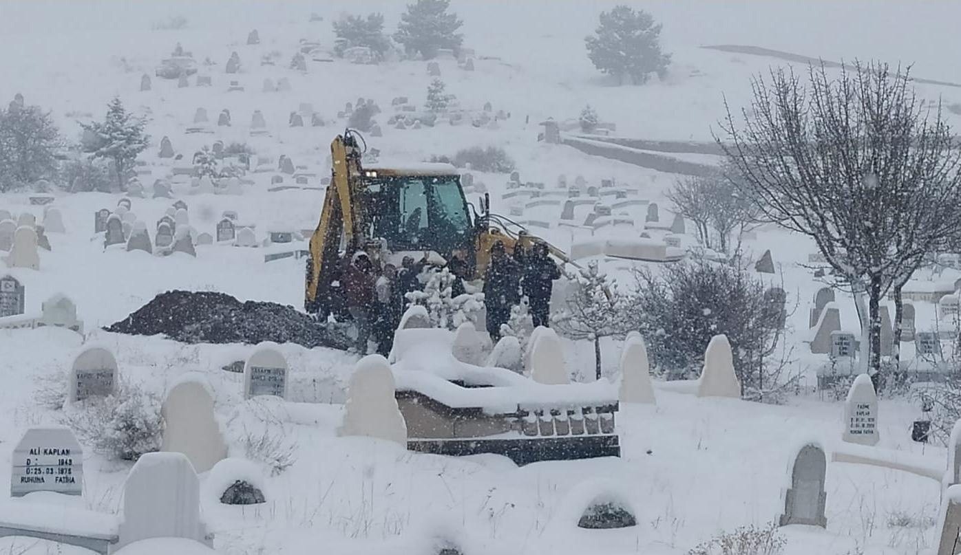 1008 yerleşim yeri yolunun kapalı olduğu Sivasta, karla yoğun mücadele