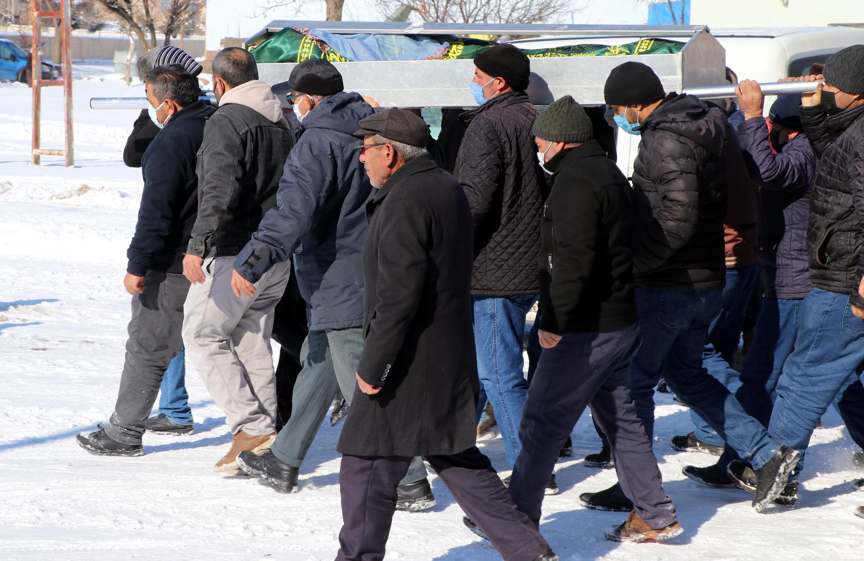 Eşinin sokak ortasında öldürdüğü Elif, son yolculuğuna uğurlandı