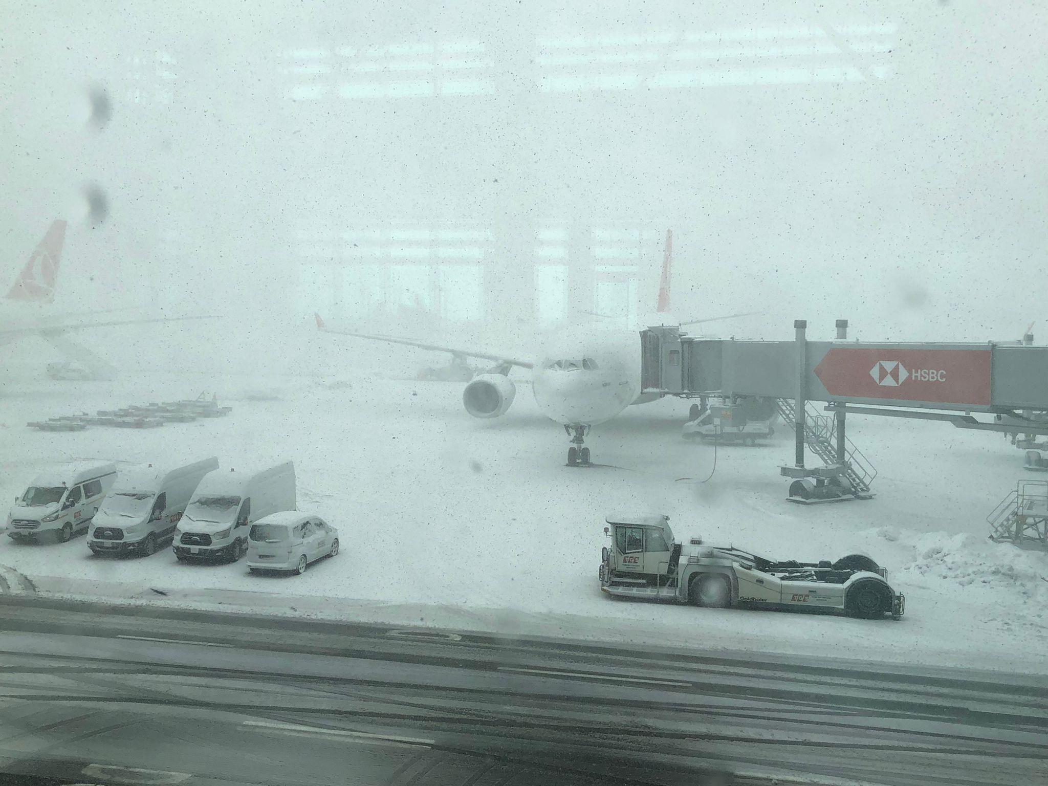 İstanbulda kar esareti Özel araçların trafiğe çıkması yasaklandı (Dakika dakika tüm gelişmeler)