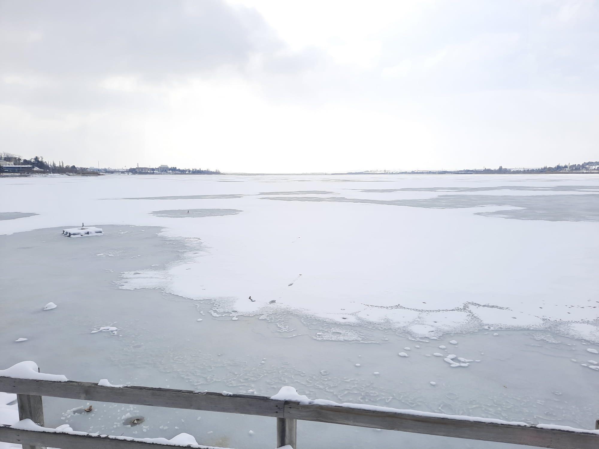Ankarada Mogan Gölü kısmen buz tuttu