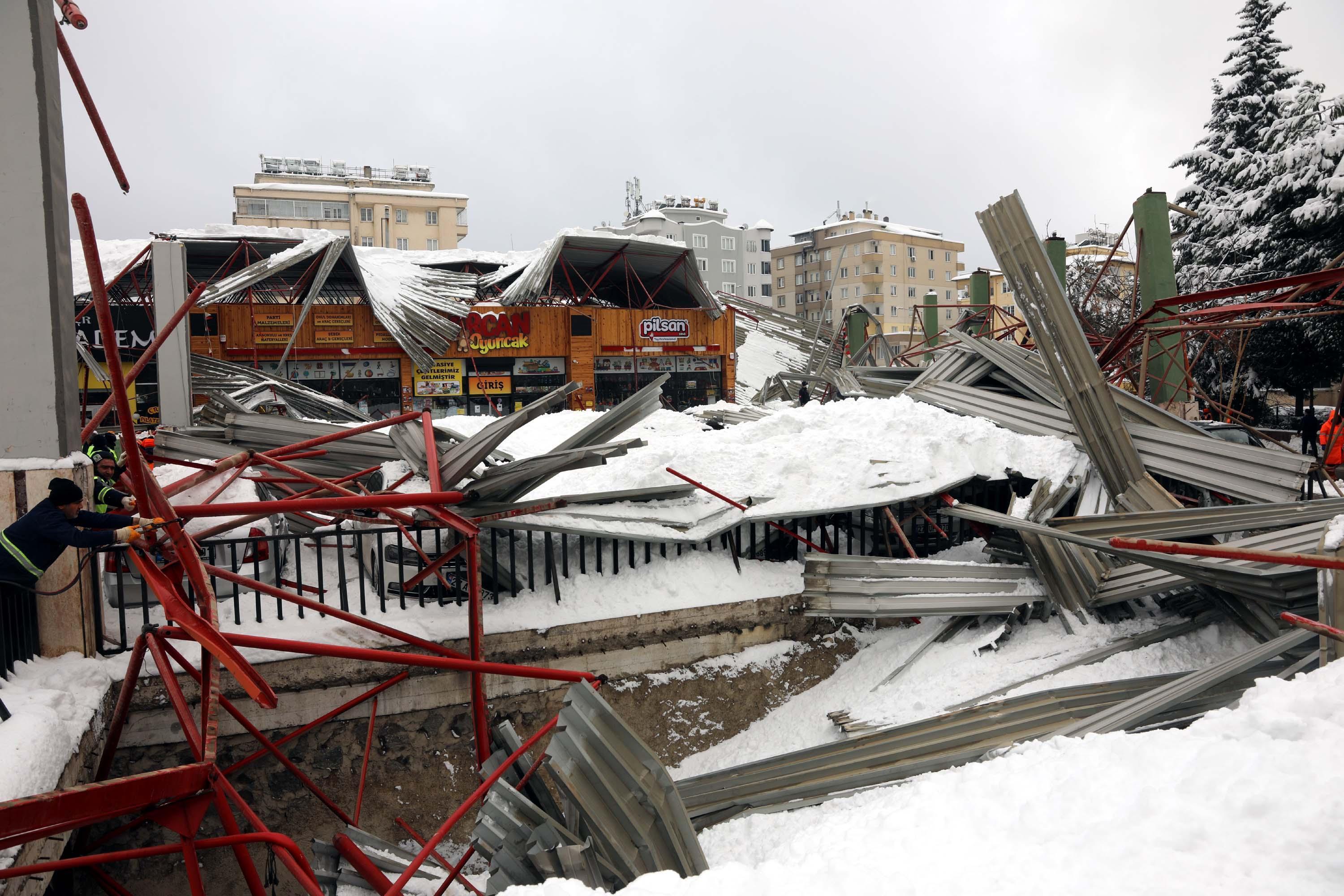 Gaziantepte pazar yerinin çatısı çöktü, 30 araç hasar gördü