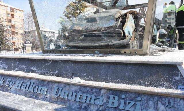 Uğur Mumcunun otomobili Eskişehirde sergileniyor