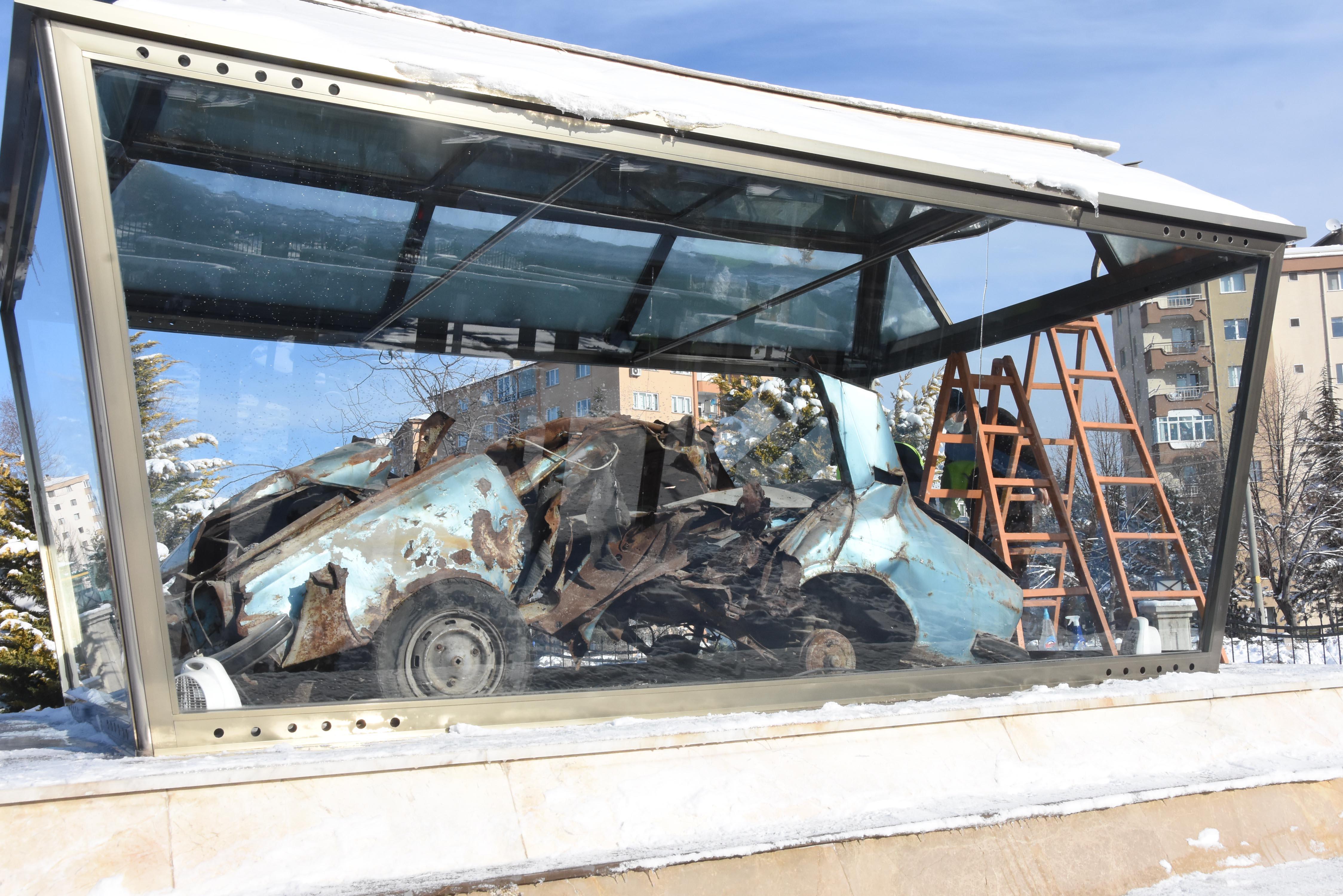 Uğur Mumcunun otomobili Eskişehirde sergileniyor