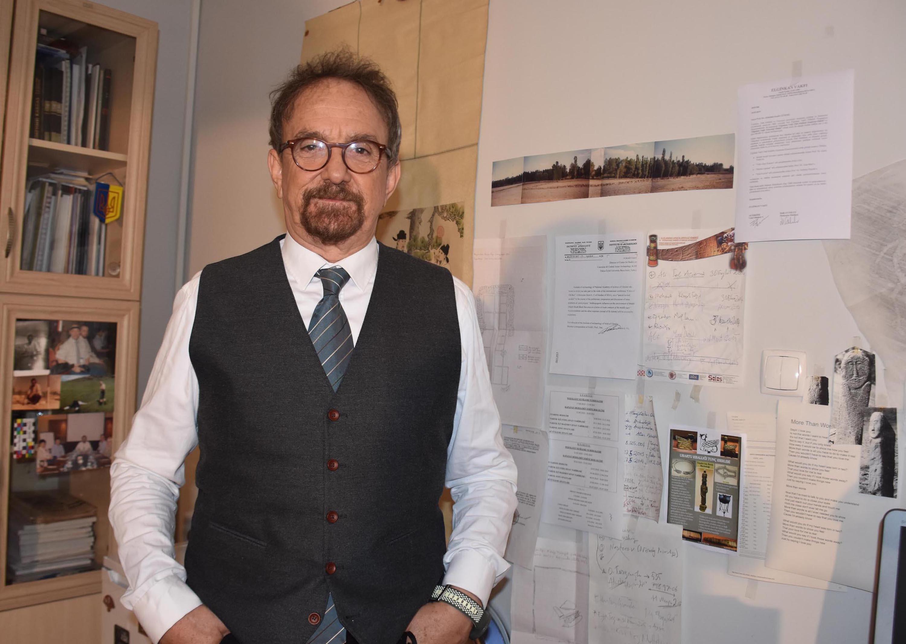 Prof Goib Prof. Dr. Güneri: Gobi Çölü'nde eski Türklere ait kaya resimleri bulduk ...