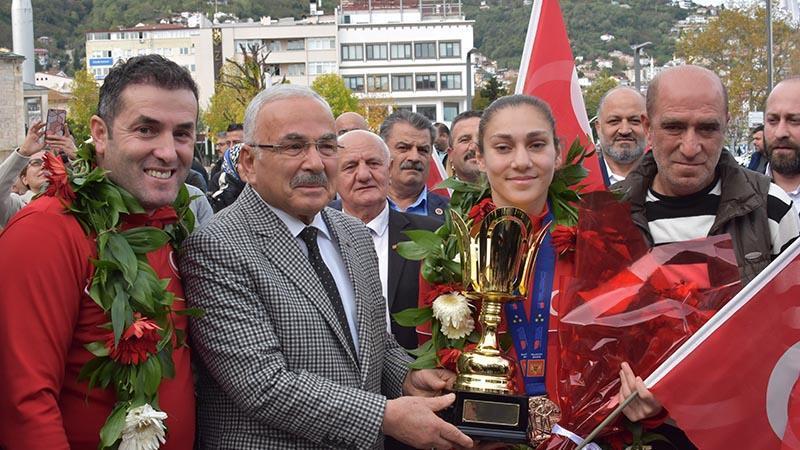 Ενθουσιώδη καλωσόρισμα στον εθνικό πρωταθλητή της Ευρώπης στην πυγμαχία Gamze Soğuksu