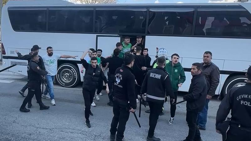 Bursasporlu taraftarlara polis müdahalesi