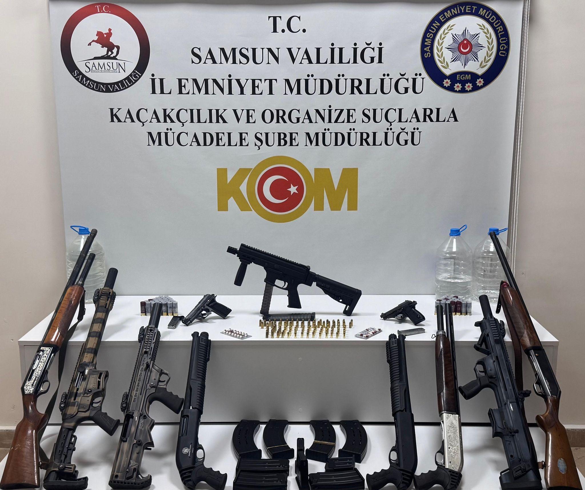 Samsun'da eğlence mekanında çok sayıda silah ele geçirildi