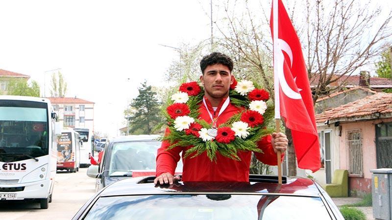 Milli takım forması giymeye hak kazanan Edirneli güreşçi, mahallesinde davul ve zurnayla karşılandı