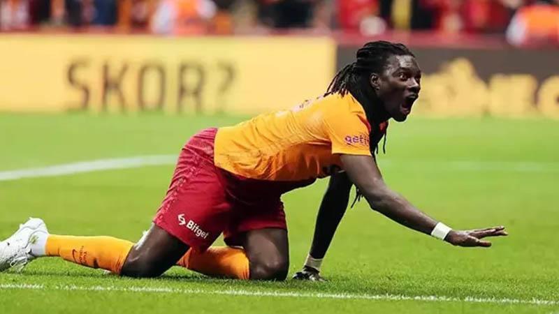 Galatasaray taraftarının unutamadığı Bafetimbi Gomis: Bazen gerçekten fazla oluyor