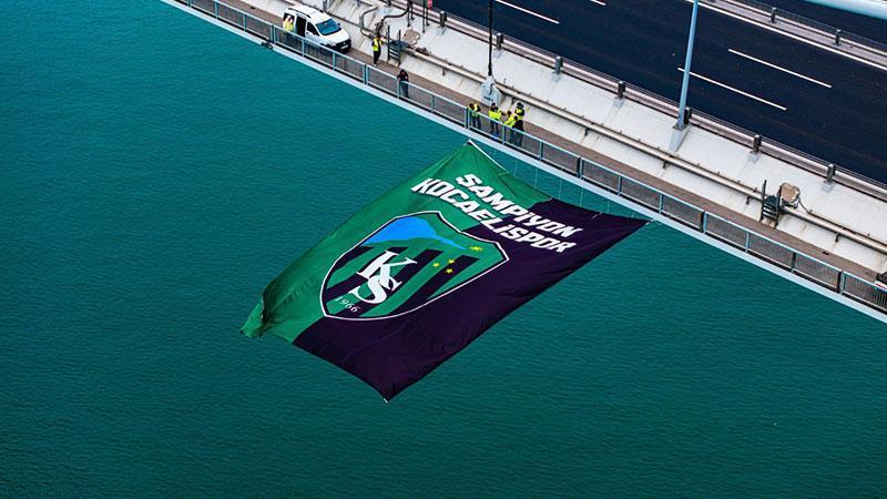 Osmangazi Köprüsü’ne dev Kocaelispor bayrağı asıldı