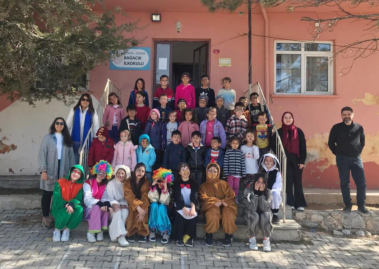 Lise Öğrencileri Köy Çocuklarına Eğlence Getirdi