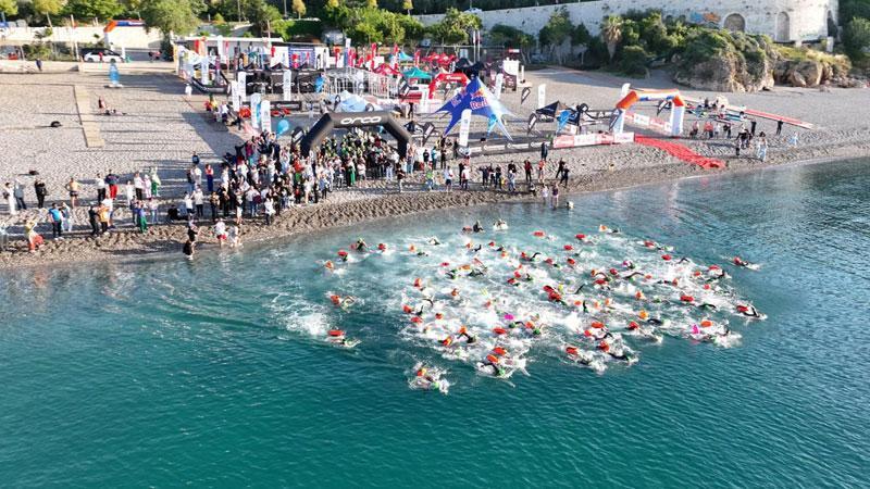 30 ülkeden sporcular Akdeniz'in sularında kulaç attı