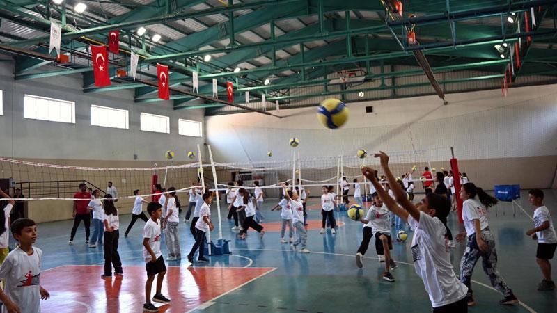 Fabrika Voleybol’un 40’ıncısı Mardin’in Derik ilçesinde açıldı Fabrika Voleybol’un 40’ıncısı Mardin’in Derik ilçesinde açıldı