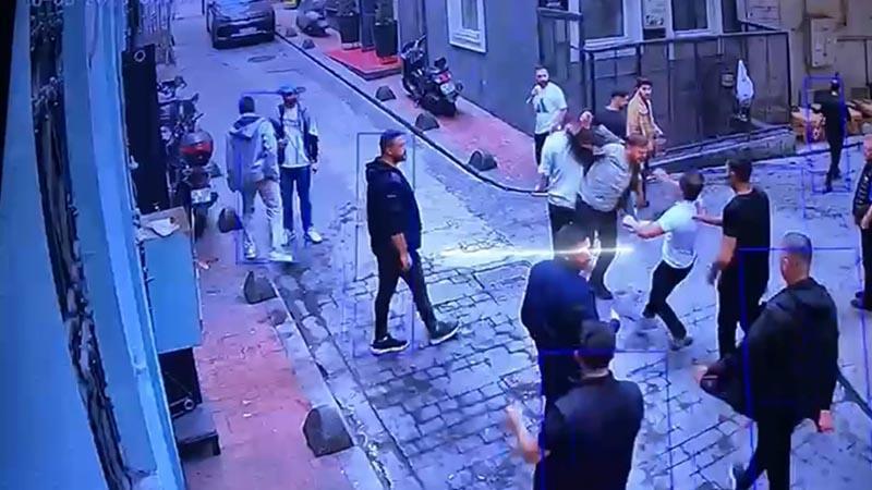 Taksim'de Şok Anlar! Mekan Çalışanları Müşterileri Sopayla Döverek Para Çaldı - Olay Kamerada!