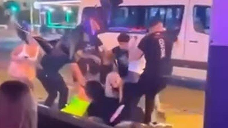Eğlence mekanında tekmeli, yumruklu 'hesap' kavgası kamerada: 5 gözaltı