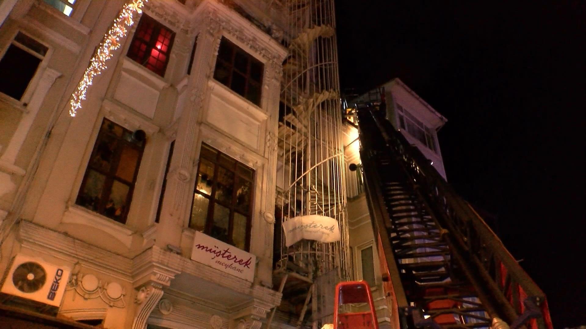Beyoğlu'nda İstiklal Caddesi'ndeki Eğlence Mekanının Çatısında Yangın Panığı! İtfaiye Hemen Müdahale Etti