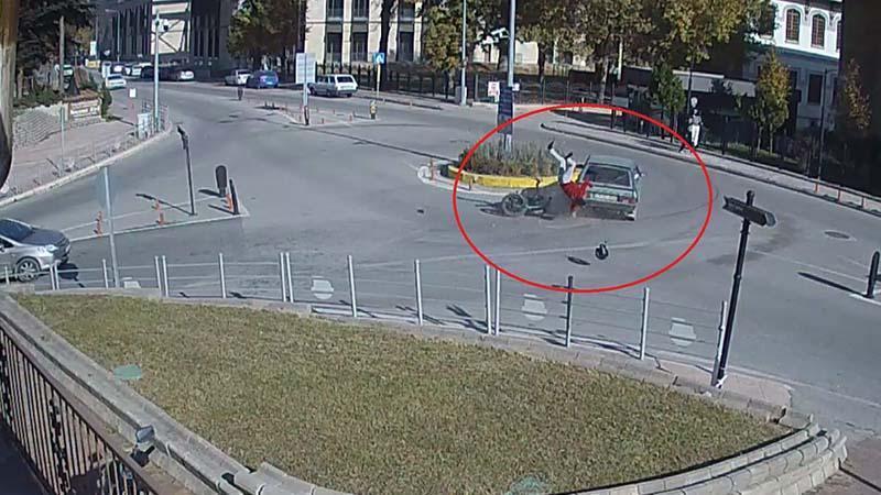 Otomobille çarpışan motosikletin sürücüsü yaralandı