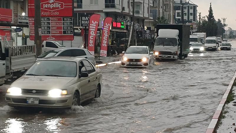 Antalya’da şiddetli yağış; yollar göle döndü