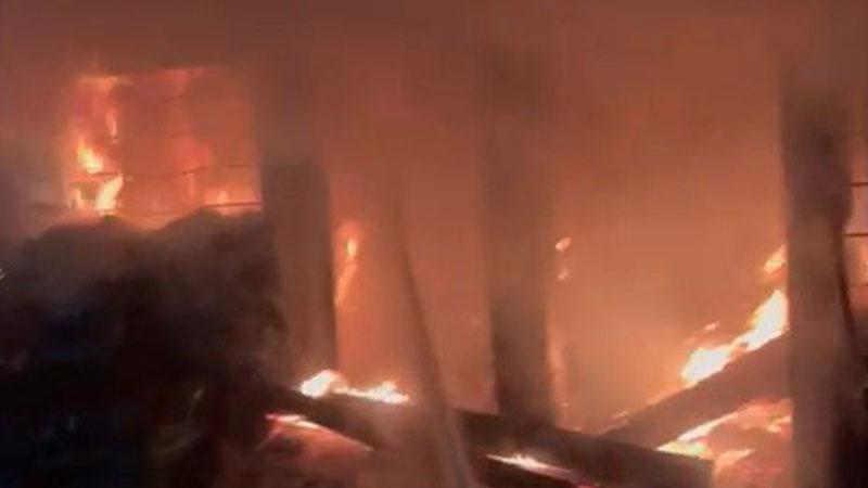 Rize’de 3 katlı binanın kömürlüğünde çıkan yangın söndürüldü