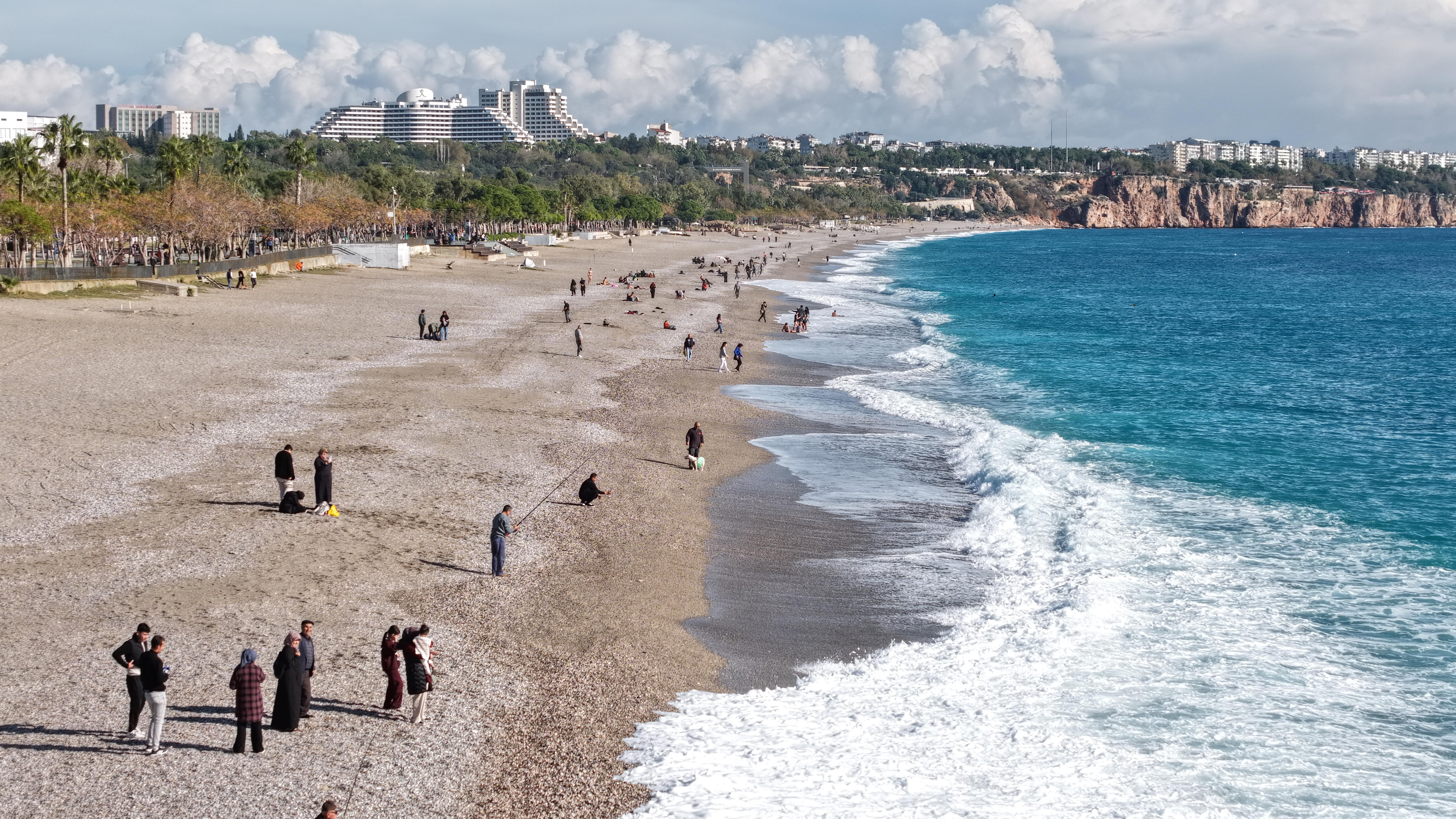 Yağmur sonrası Konyaaltı Sahili’nde balık mesaisi