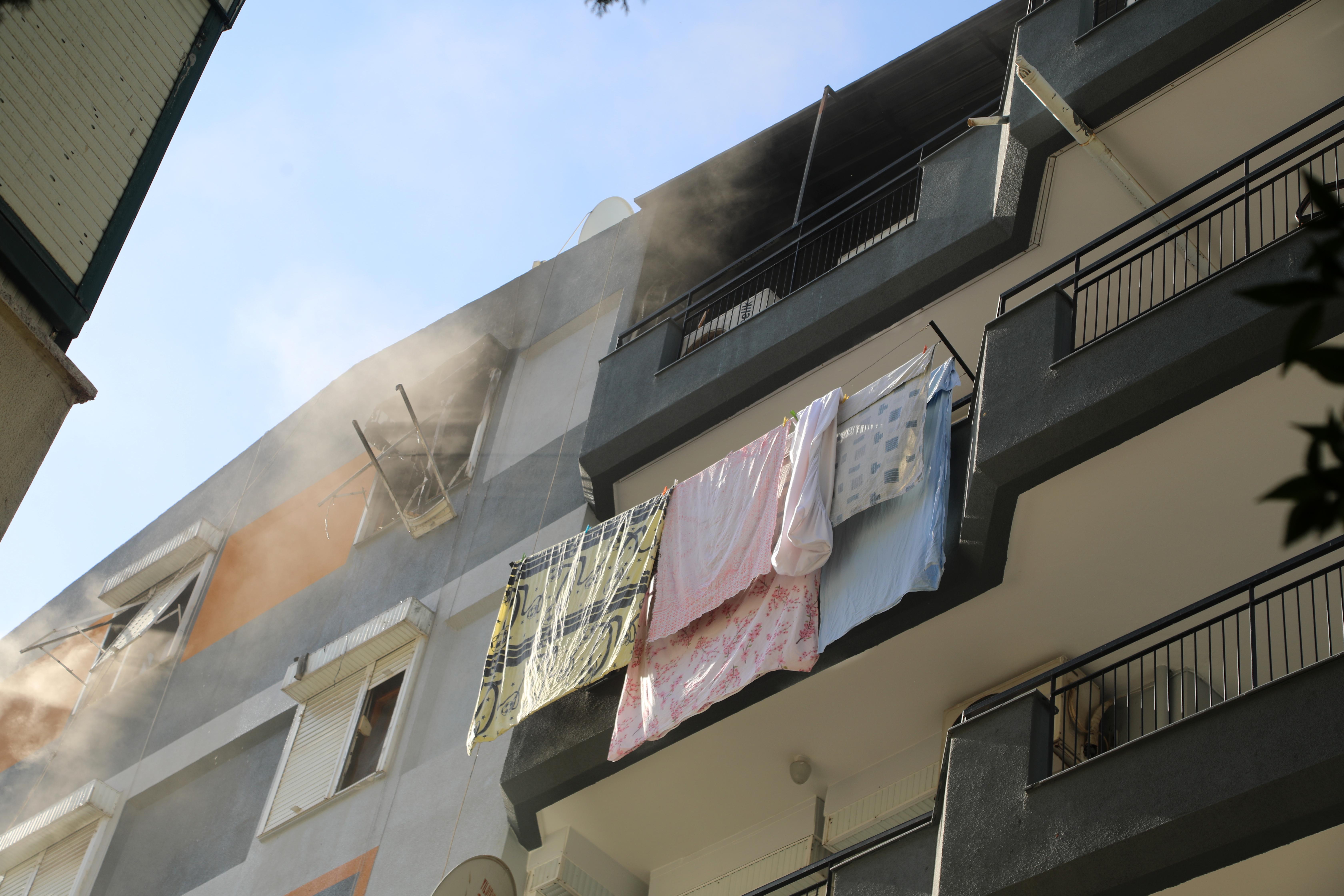 Klima yangınında ev sahibi dumandan ekilendi