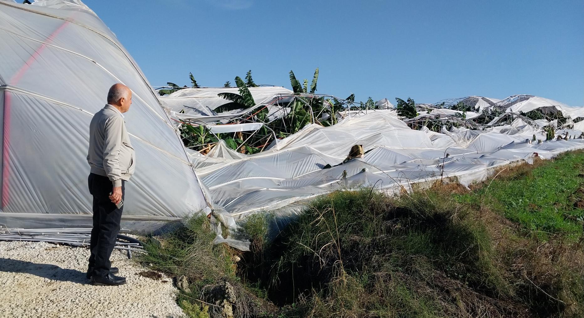 Manavgat’ta hortum, seralara zarar verdi