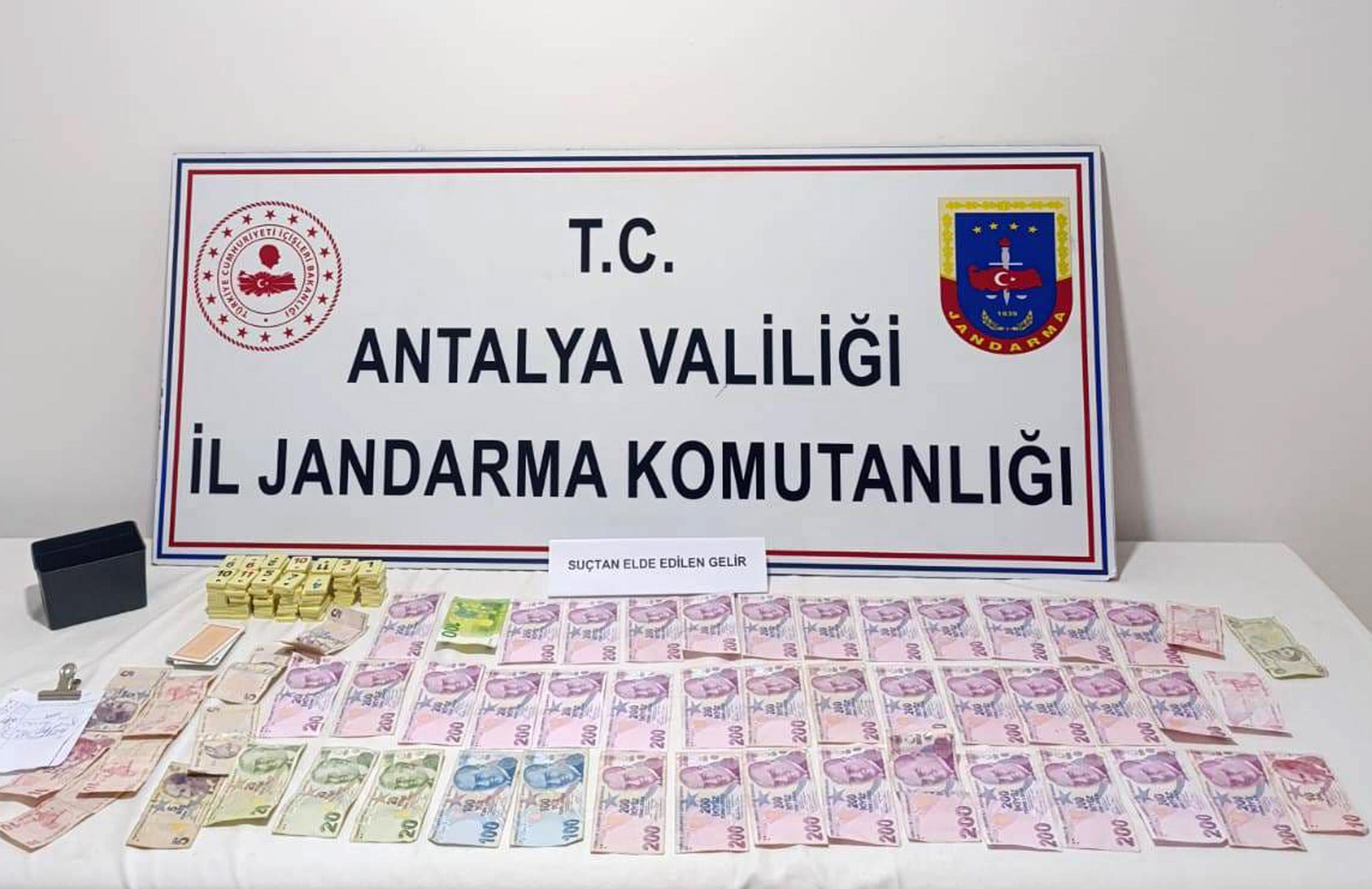 Muhtarın işlettiği kahveye kumar baskını