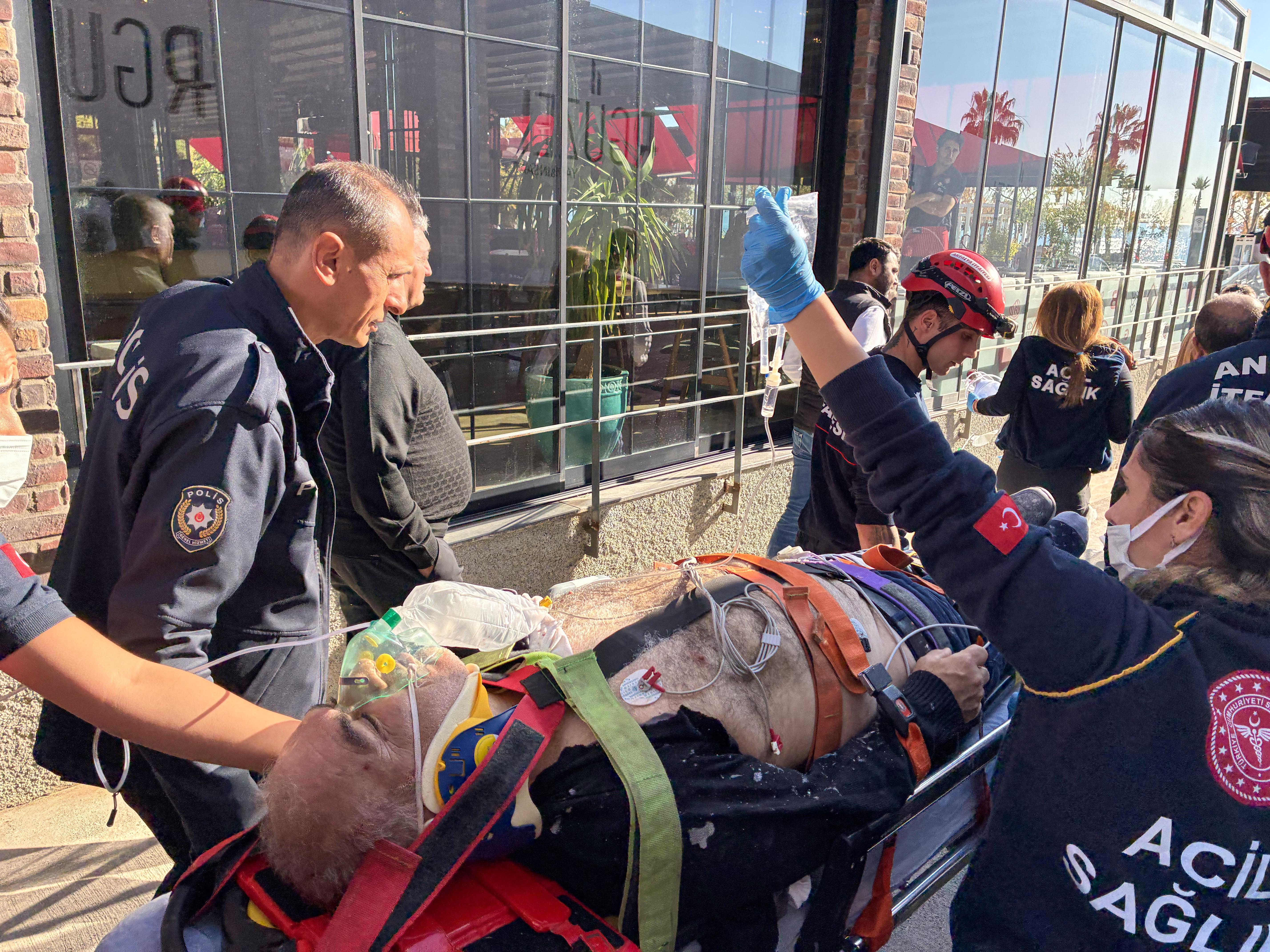 İnşaatın 5’inci katından 2’nci kata düşen işçi, iş makinesiyle indirildi İnşaatın 5’inci katından 2’nci kata düşen işçi, iş makinesiyle indirildi