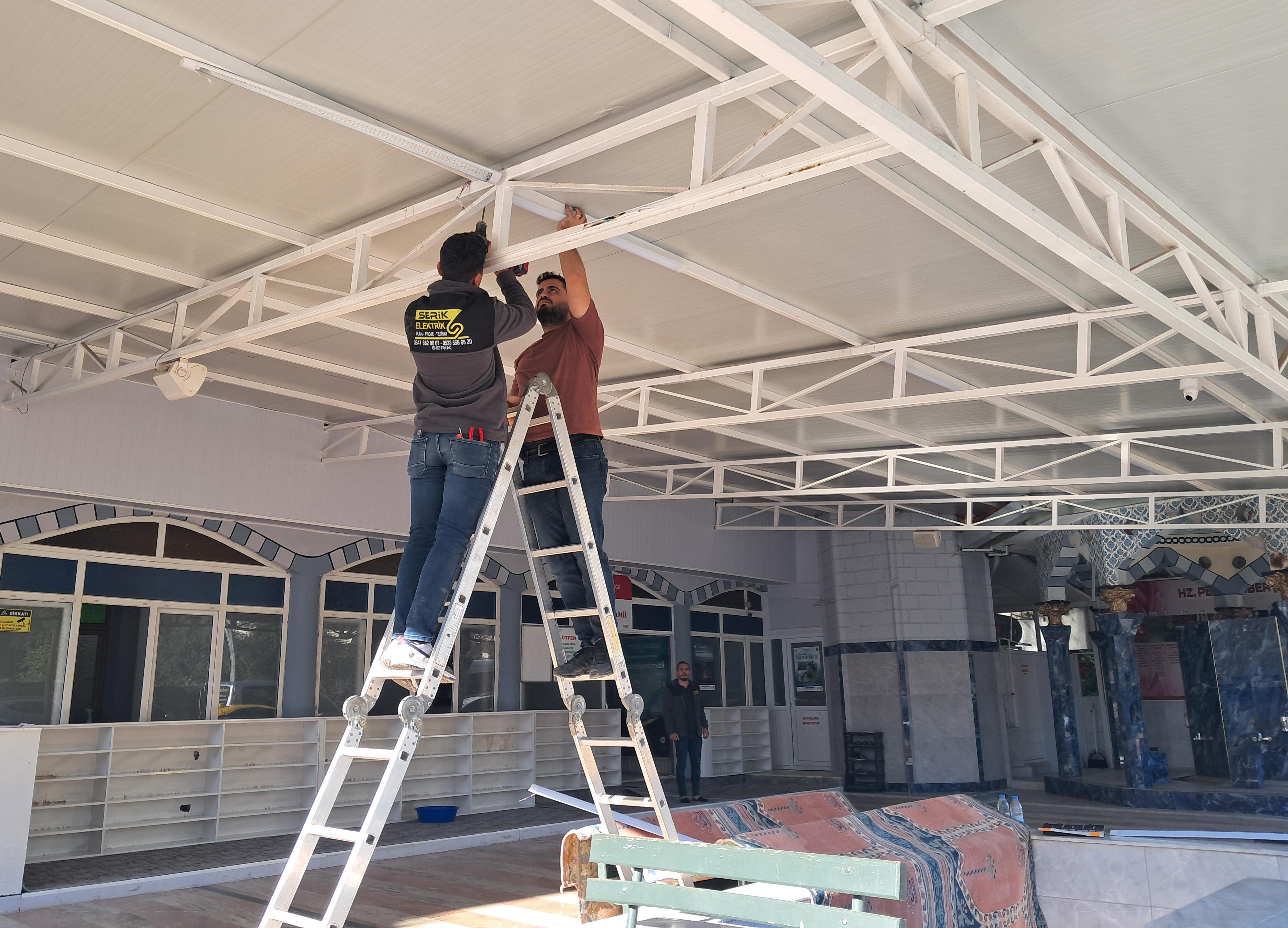 Fırtına ve şimşek, caminin elektrik tesisatına zarar verdi