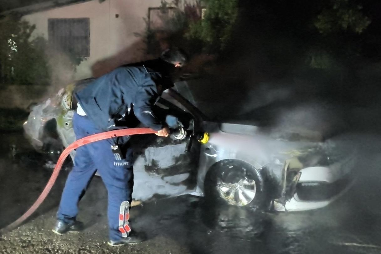 Antalya’da park halindeki araç yandı