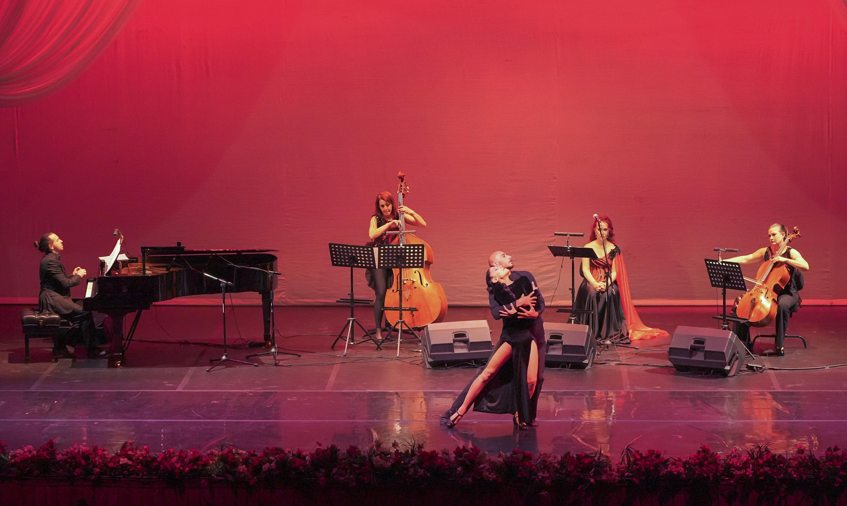 Antalya’da tutkunun dansı