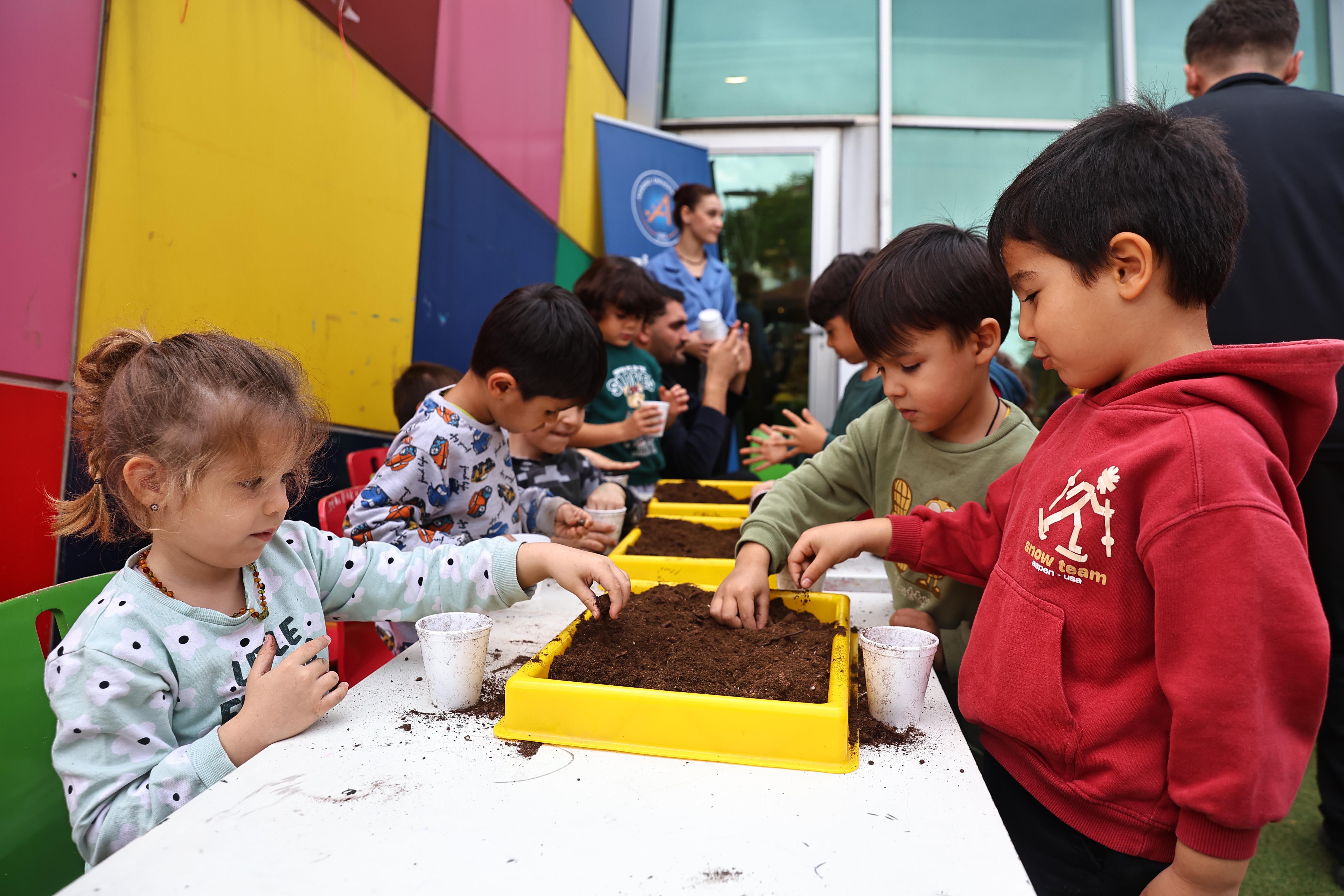 Minikler ‘Bir Saksı Bir Umut’ projesiyle toprakla buluştu