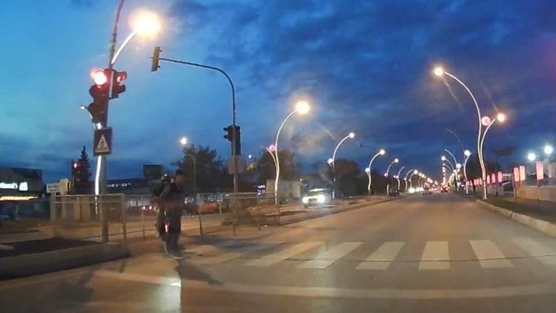 Motosikletin yayaya çarptığı kaza kamerada; 2 yaralı