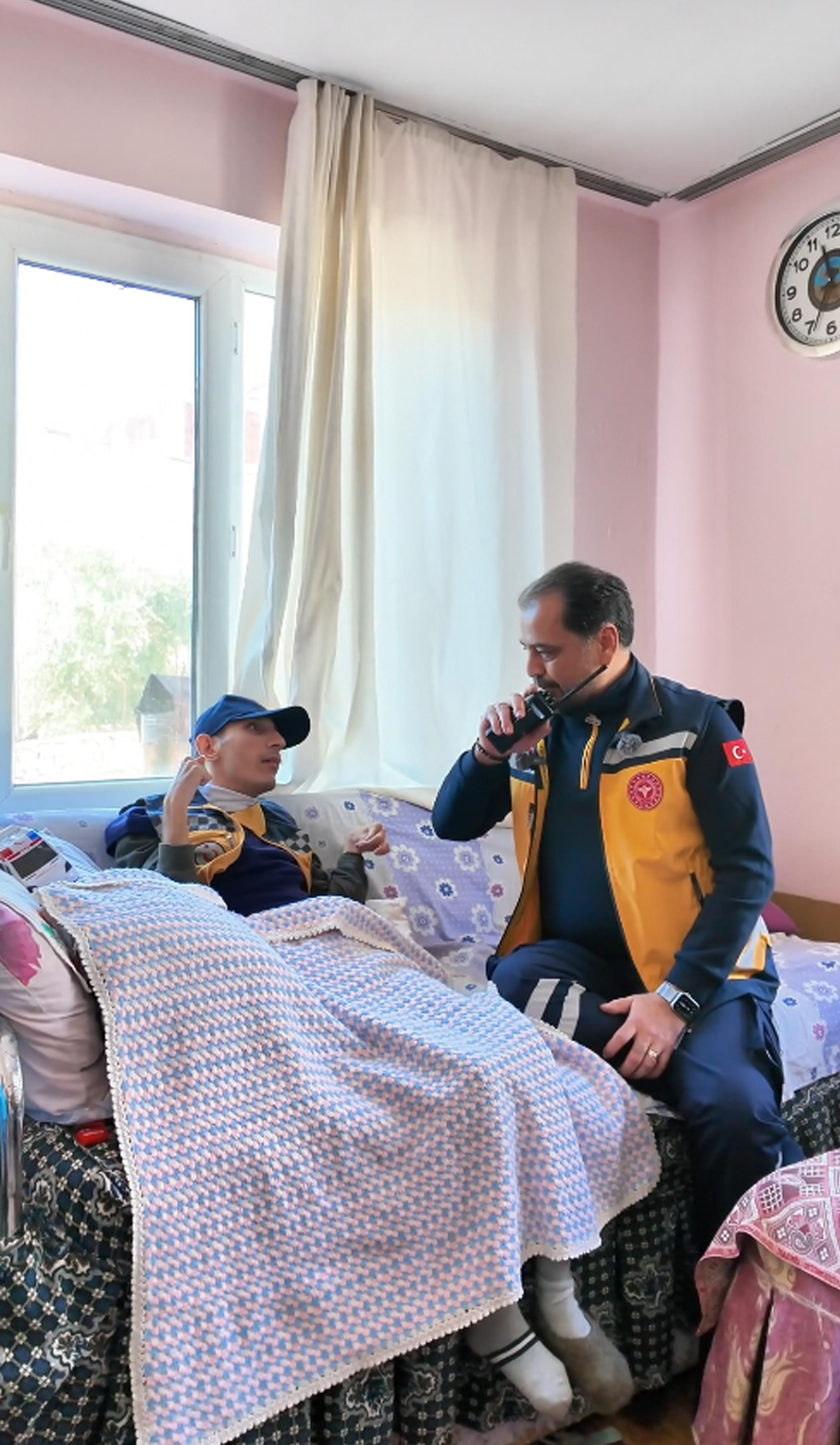 Engelli Hamit’in ambulansla gezme sevinci Engelli Hamit’in ambulansla gezme sevinci