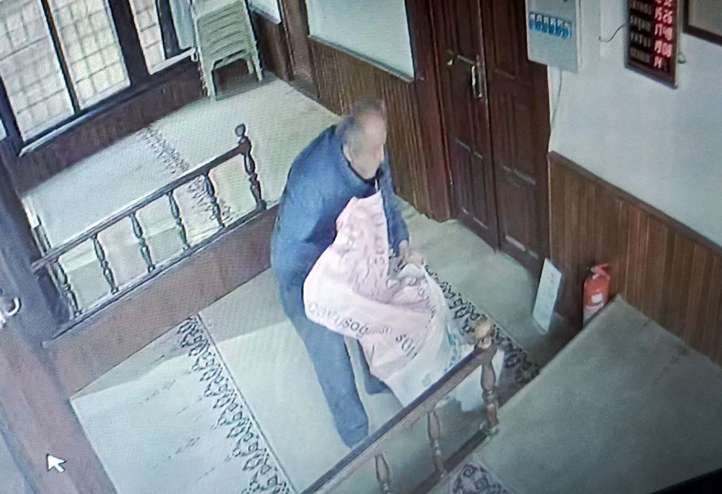 Camiden çaldığı sadaka kutusundaki 500 lirayı iade edince serbest kaldı Camiden çaldığı sadaka kutusundaki 500 lirayı iade edince serbest kaldı