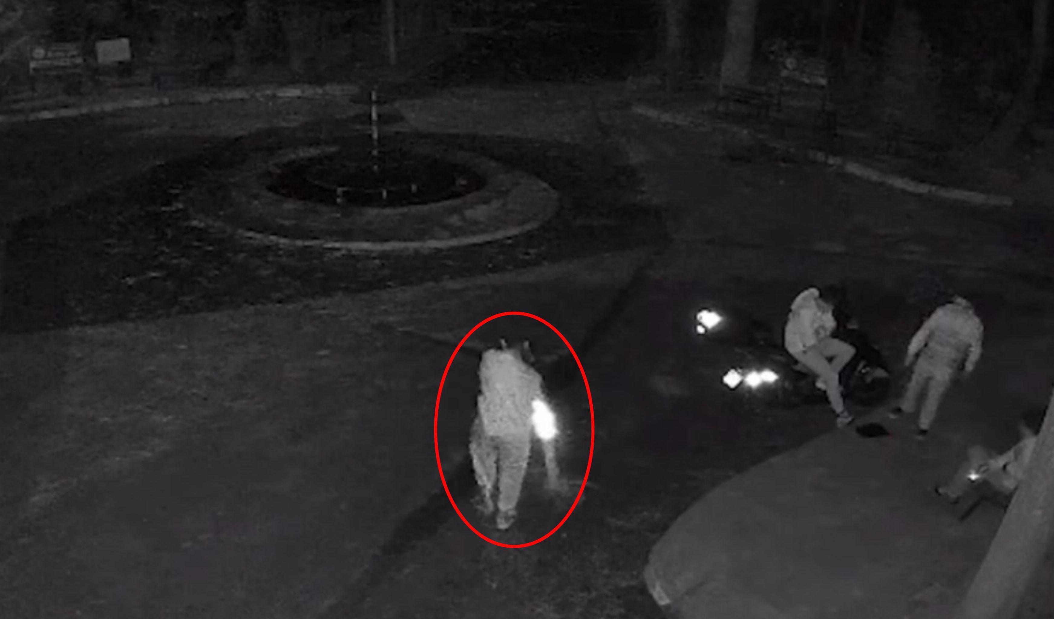 Mezarlıkta dubayı havuza fırlatıp kameraya el kol hareketi yaptılar