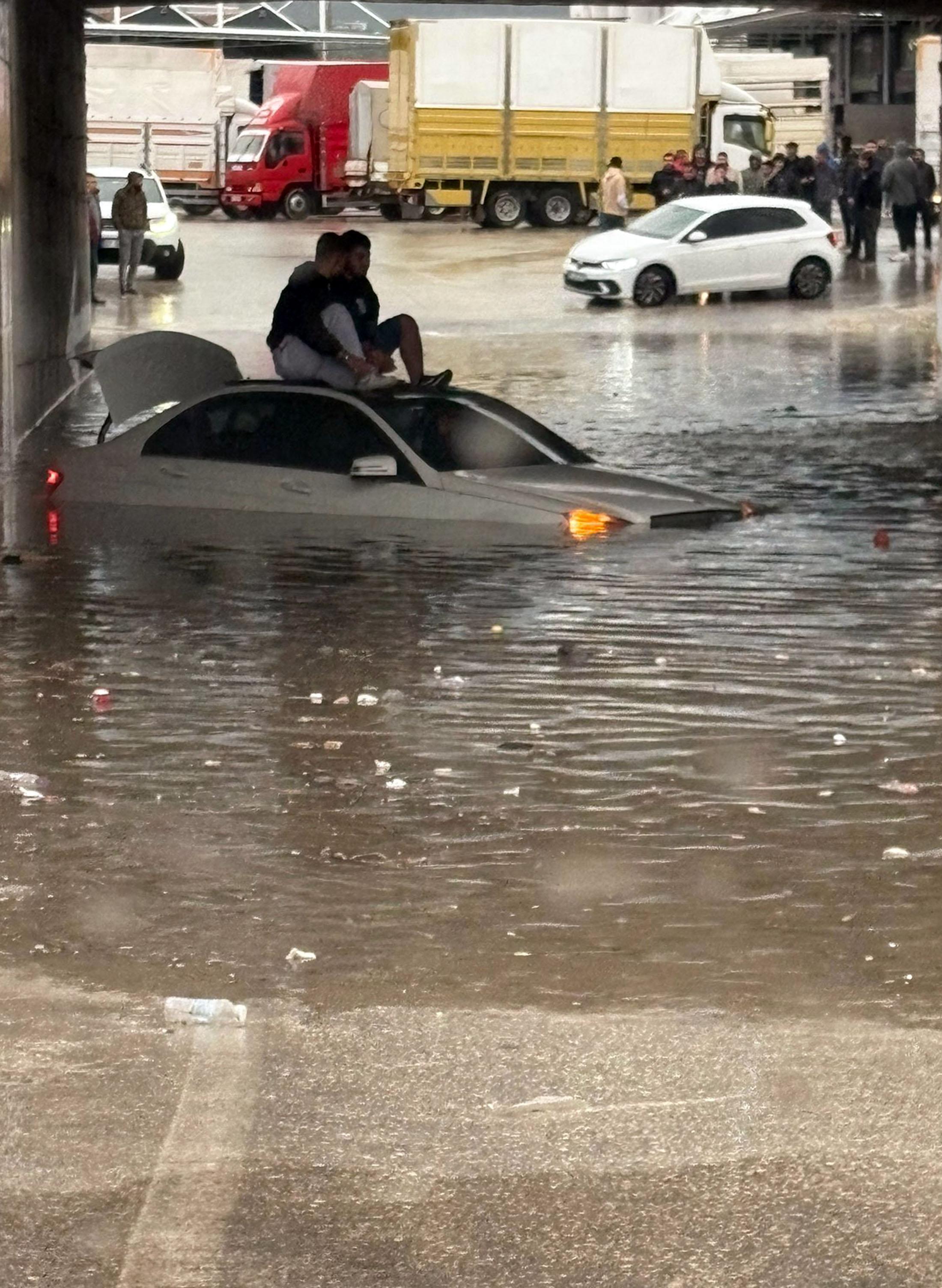 Antalya ve ilçelerinde sağanak etkili oldu